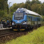 neben den Fu�g�ngern steigen auch zahlreiche Reisende mit R�dern in den Zug der Linie S6 nach Ostrava ein.
