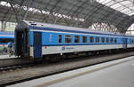 2. Klasse Personenwagen (615420-71082-9 / Bdpee) im Hauptbahnhof von Prag. Aufgenommen am 25.08.2018.