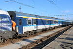 Der CZ-ČD 61 54 85-71 112-6 ARmpee⁸�⁹ im R 704  Vltava  nach Praha hl.n., am 25.07.2026 in Česk� Budějovice.