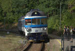 Steuerwagen voraus fährt der Schnellzug aus Liberec in Ceska lipa strelnice ein.