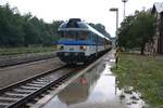 CD 50 54 80-29 305-7 Bfbdtn am 03.August 2019 als letztes Fahrzeug des ausfahrenden Os 4826 (Brno hl.n. – Namest nad Oslavou) im Bahnhof Strelice.