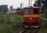 Auf dem Dreischienengleis kommt am 21.6.1988 die schmalspurige TU 47005 mit einem  GmP aus Richtung Obratan in Jindrichuv Hradec an.