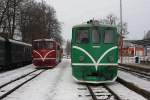 Gleich zwei kurze Personenzüge stehen im schmalspurigen Bereich des Bahnhof Jindrichuv Hradec am 13.01.2008 zur Abfahrt bereit.