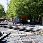 Kolínská řepařská drážka war die älteste Rübenbahn in Tschechien. Sie besitzt eine Spurweite von 600 mm und wurde von 1894 bis 1966 als Werksbahn der Zuckerfabrik von Kolín betrieben. Seit 2007 wurde sie als Museumsbahn auf einem Teil des Netzes neu aufgebaut. 
Hier ein Blick auf die Drehscheibe im Bahnhofsgelände Kolin Sendrazice.27.04.2024 12:05 Uhr.