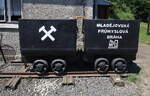 Industriebahn Mladějov na Moravě, nahe dem Eingang sind die 2 Hunte ausgestellt

Seit Einstellung der Anfang der 1920er Jahre er�ffneten Industriebahn Mladějov – Hřebeč (Blosdorf – Sch�nhengst) in M�hren im Jahr 1991 nutzt der lokale Eisenbahnverein die 600-mm-Strecke als Museumsbahn. Vermarktet wird sie dabei als „Mladějovsk� průmyslov� draha“. In den vergangenen Jahren arbeiteten die Eisenbahnfreunde an der Reaktivierung des Abschnittes von Nova Ves bis zum Bergbaugel�nde in Hřebeč. Seit der Fahrsaison 2018 steht die 10,5 km lange Gesamtstrecke wieder zur Verf�gung, wobei sich der Dampfbetrieb in der Regel auf den Abschnitt Mladějov – Nova Ves beschr�nkt.