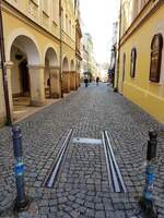 Liberec/Reichenberg__In der andern Zufahrtstraße zum Rathausplatz wurde sogar ein Stück Weiche als Erinnerungsstück hinterlassen.__04-03-2024