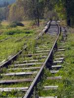 Die Gleislage dieser  Museumsbahn  ist beachtlich, so richtig waagerecht war da nix. Aber da das Fahrzeug ja auch nur mit Muskelkraft bewegt wird, sollte das Risiko beherrschbar sein.
Nove Udoli, 28.09.2011