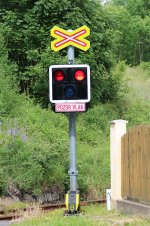 Diese Blinklichtanlage trifft man an Tschechien´s Bahnbergngen hufig an. Dieses Signal steht am B in Hazlov. Der Autofahrer/Fugnger wird gewarnt mit Pozor Vlak (Achtung Zug). 24.06.2013