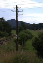 ein verbliebener Fernsprechleitungsmast an der Strecke Ceska Kamenice-Kamenicky Senov  02.07.2016 11;30 Uhr.