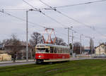 Prag/Praha    DPP ČKD Tatra T2 6003 als Linie 2 in Hradčanská, 08.03.2020 