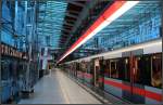 Die Bahnsteigebene der Metrostation Stří¸kov - mit Zug.