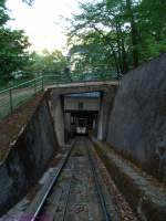 Die Diana-Standseilbahn fhrt in Karlovy Vary (Karlsbad) steil hoch zum Diana-Aussichtsturm, der bis 1918 Freundschaftsturm hie.