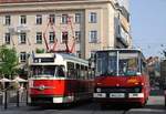 T2 1435 und Ikarus 280 2090, Morvske namesti.