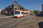 Gerade hat Wagen 1904 der Straßenbahn Brünn die Haltestelle Geislerova verlassen und setzt seine Fahrt in Richtung Čertova rokle fort.