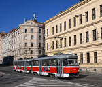 Die beiden Tatra T3G-Triebwagen 1604 und 1619 verkehrten am Abend des 3. Oktober 2025 auf der Linie 6, und wurden dabei von mir auf der Fahrt von Královo Pole nach Starý Lískovec auf dem nach dem Vater der Genetik,  Gregor Mendel, Mendelplatz/Mendlovo náměstí fotografiert.