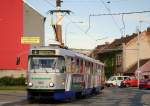 Tw.1052, der für eine Fensterfirma wirbt, erreicht die Haltestelle Tomkovo namestie.(08.05.2015)