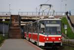 Tw.1702 bei der Einfahrt in die Haltestelle Osova.(15.05.2015)