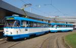 Tatra T3SUCS 1004+1000 der Verkehrsbetrieb Ostrau AG (Dopravn podnik Ostrava, a.s.) am Haltestelle „Hlavn ndra“/Hauptbahnhof (Stadteil Přvoz/Priwoz), vor Abfahrt nach