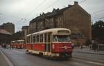 Der Tatra-T 2 150 der Plzener Straßenbahn fährt im August 1977 auf der Praszka als Linie 2 in Richtung Hlavni nadrazi