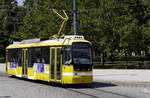 Großraumwagen 346 der Straßenbahn Pilsen an der Haltestelle Anglicke nabrezi, 12.8.20.