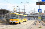 Doppeltraktion Tatra T3 angeführt von Wagen 325 auf der Linie 2	Světovar-Skvrňany am 14.08.2020 beim Erreichen der Station Hlavní nádraží.