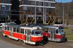 T3M2-DVC 8074 und T3R.PLF 8274 warten in der Endschleife Radlicka die Ausgleichszeit ab.