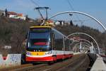 ForCity 15T4 auf der rund einen Kilometer langen Brücke zwischen den Haltestellen Hlubocepy und Geologicka.