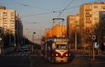 Im letzten Licht der tiefstehenden Abendsonne verläßt das T3R.PLF/ T3R.P - Tandem der Linie 26 die Haltestelle Evropska Cerveny Vrch.