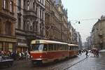 An einem regnerischen Augusttag 1977 fährt ein Tatra-T 3-Doppel durch die Prager Innenstadt