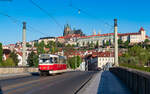 8323 als Linie 2 nach Praha Podolska vodarna auf der Mánes Brücke 9.5.23