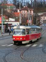 Wagen 7049 der Linie 23 beim verlassen der Haltestelle  Malostransk  (Prag 01.12.07)