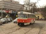 Wagen 7037 der Prager Straenbahn hat soeben an der Schleife  Vstavitě  gewendet, um nun nach  Olansk  hřbitovy  zu fahren.