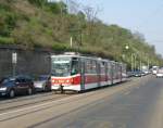 Der KT8D5.RN2P mit der Nummer 9069 steht an der Haltestelle 'Čechův most'. Gleich wird er auf gleichnamiger Brcke die Moldau berqueren. Prag, 2010-04-28.