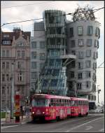 . Traditionelle Straßenbahn/modernes Bauwerk -   

Ein Tatra-Straßenbahnzug vor Frank Gehrys Ginger & Fred. 

10.08.2010 (M)