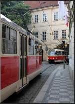 . Engstelle - 

An dieser engen Straße mit Gleisverschlingung begegnen sich zwei Tatra-Straßenbahntriebwagen. 

12.08.2010 (M)