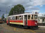 Tw.412+Bw.der Oldtimerlinie 91 steht abfahrbereit vor dem Prager Straenbahnmuseum Stresovice.(19.06.2011)