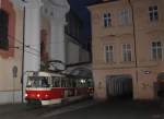 T3SUCS-Tandem in der Hausdurchfahrt kurz vor dem Malostranska nam.(14.05.2012)