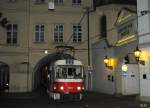 Tw.7017 und ein weiterer T3SUCS in der Hausdurchfahrt in der Letenska ul.(14.05.2012)