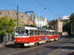 Ein T3R.P-Tandem in der ul.Na Slupi im Stadtteil Nove Mesto auf dem Weg nach Petriny.Links im Hintergrund kann man noch einen Teil der ehemaligen Stadtmauer erkennen.(19.05.2012)