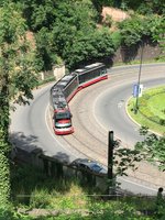 Eine Prager Skoda 15T auf der Linie 22 schlengelt sich am sonnigen 19.06.2016 durch die enge Straße Chotkova.