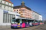 Tschechien / Straßenbahn (Tram) Brno / Brünn: Vario LF2R.E - Wagen 1072 sowie Vario LFR.E - Wagen 1574 von Dopravní podnik města Brna a.s. (DPMB), aufgenommen im März 2017 am Hauptbahnhof der tschechischen Stadt Brünn. 