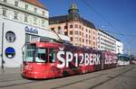 Tschechien / Straßenbahn (Tram) Brno / Brünn: Vario LF2R.E - Wagen 1103 sowie Vario LFR.E - Wagen 1556 von Dopravní podnik města Brna a.s. (DPMB), aufgenommen im März 2017 am Hauptbahnhof der tschechischen Stadt Brünn.