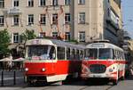 Begegnung der Museumsfahrzeuge T3 1525 und Bus Skoda 706 RTO 202 am Moravske namesti.
