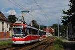 Tw.1751 in der Bystrcka ulice beim Verlassen der Haltestelle Branka. (01.08.2022)