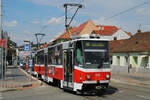 T6A5 1215 + 1216, die 1995 von CKD direkt nach Brünn geliefert wurden, als Linie 10 am Burianovo namestie.