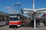 KT8D5R.N2 1705 der Linie 8 wartet in der neu errichteten Endstelle Nemocnice Bohunice auf die Abfahrt nach Lisen. (16.03.2023)