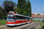 Straßenbahn Brünn: Tw.1752 der Linie 5 zum Ustredni Hrbitov (Zentralfriedhof) in der Videnska ul.