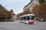 Br�nn: Tw.1823 der Linie 4 im "Drak-Design" �berquert auf der Fahrt nach Obrany/ Babicka den Komenskeho nam.