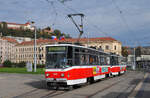 Br�nn: T6A5 1245 + 1246, die im Jahr 2020 gebraucht aus Prag �bernommen wurden, wo sie mit den Nummern 8725 + 8724 in Betrieb standen, �berqueren im Rahmen einer Dienstfahrt den Mendlovo namesti.