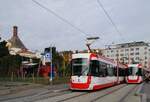 Br�nn: Tw.1855 + 1858 als Linie 1 nach Bystrc - Ecerova an der Haltestelle Mendlovo namesti, links im Hintergrund das markante Geb�ude der Brauerei Starobrno.